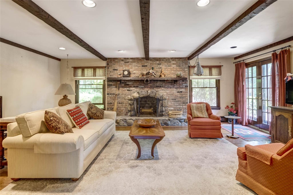 7 of 32 - 100 Foxhunt Crescent, Oyster Bay Cove, NY