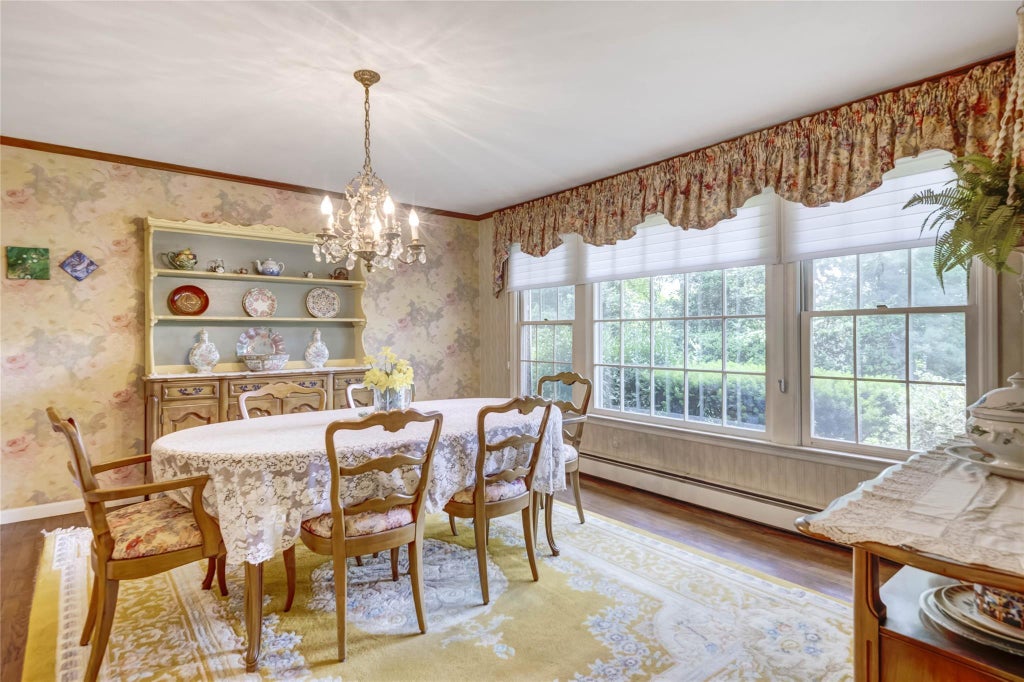 8 of 32 - 100 Foxhunt Crescent, Oyster Bay Cove, NY