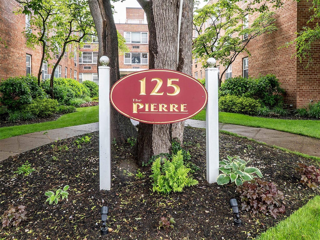 1 of 24 - 125 Main St. # 3k, Port Washington, NY