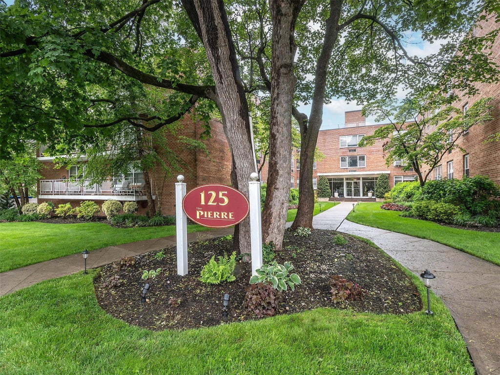 1 of 24 - 125 Main St. # 3k, Port Washington, NY