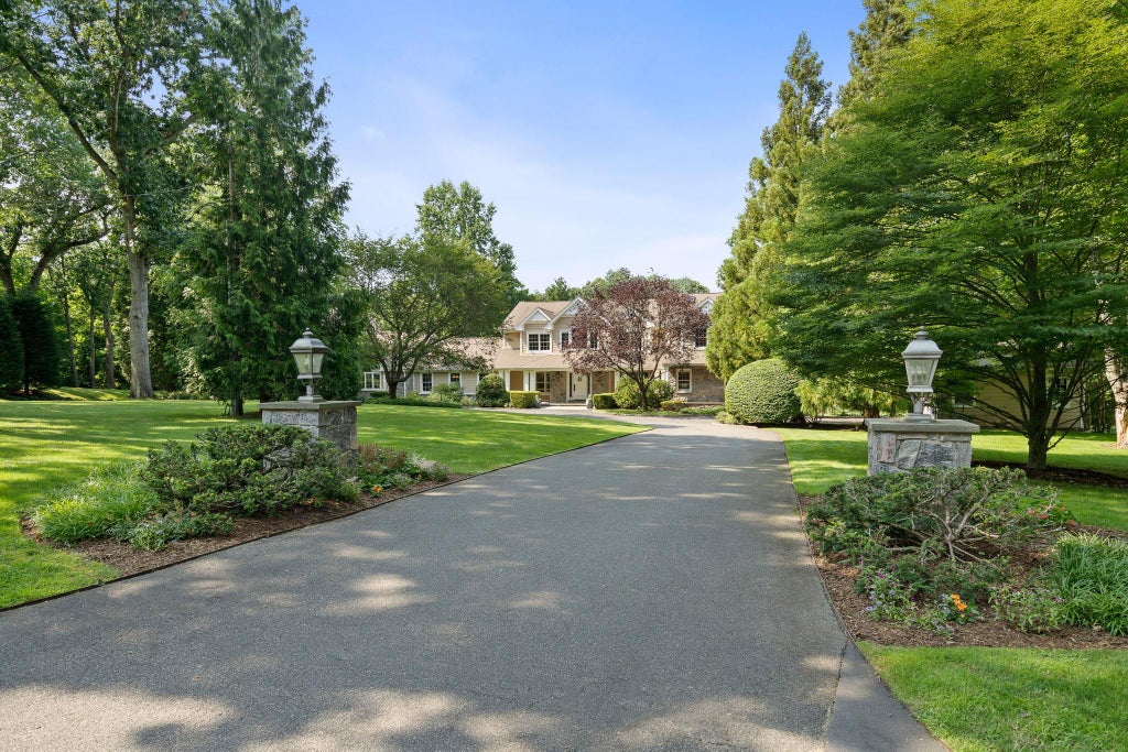 1 of 34 - 15 Beardsley Lane, Lloyd Harbor, NY
