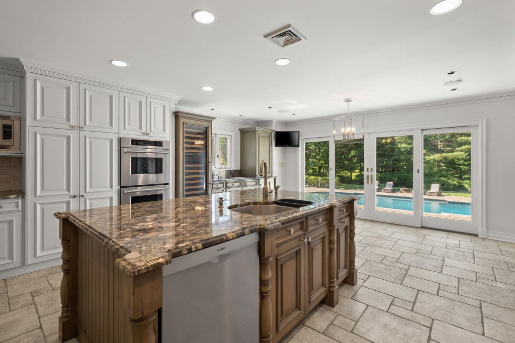 9 of 34 - 15 Beardsley Lane, Lloyd Harbor, NY