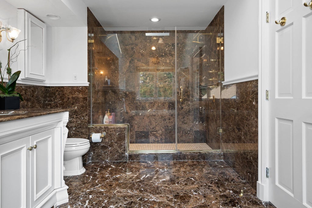 19 of 34 - 15 Beardsley Lane, Lloyd Harbor, NY