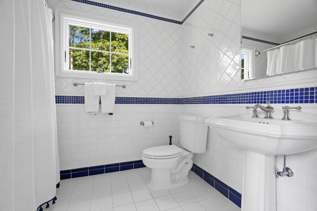 24 of 34 - 15 Beardsley Lane, Lloyd Harbor, NY