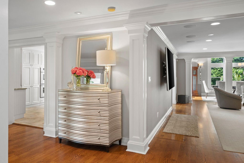 2 of 34 - 15 Beardsley Lane, Lloyd Harbor, NY