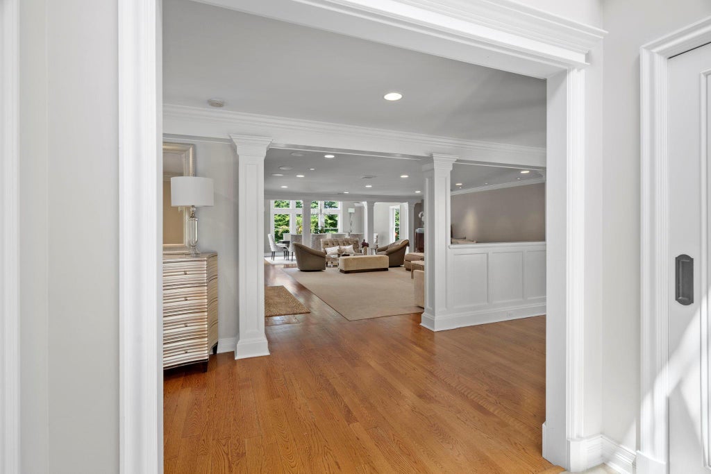 3 of 34 - 15 Beardsley Lane, Lloyd Harbor, NY
