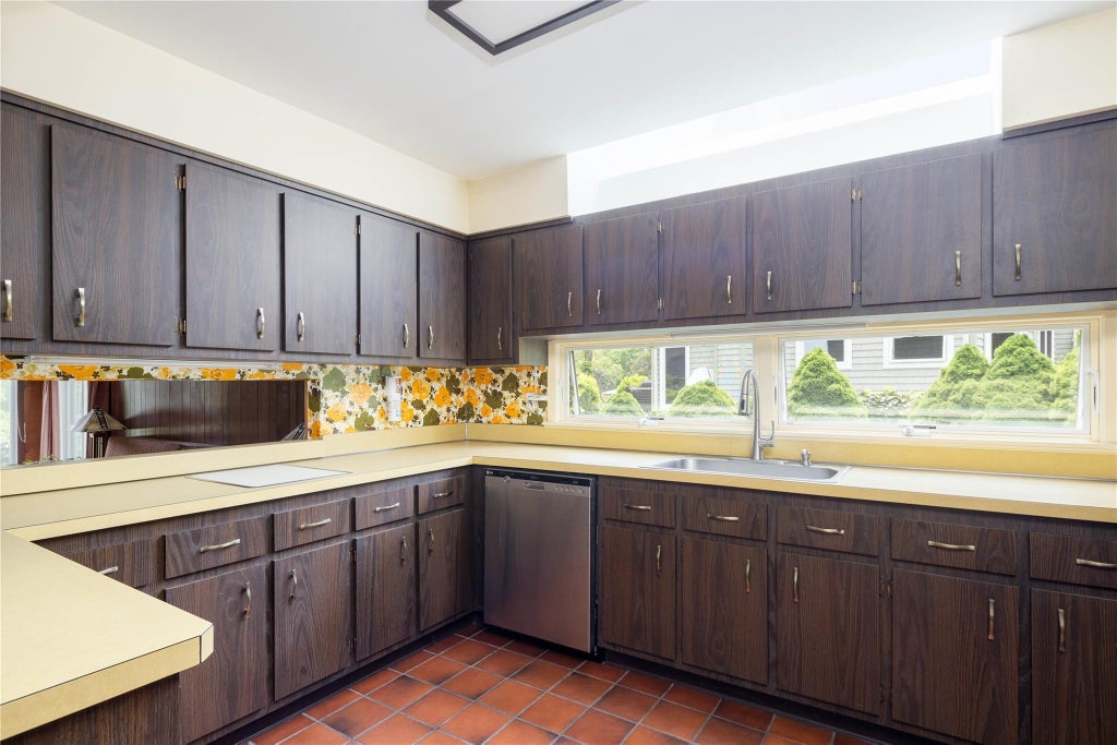 10 of 28 - 6 Bay View Drive, Hampton Bays, NY