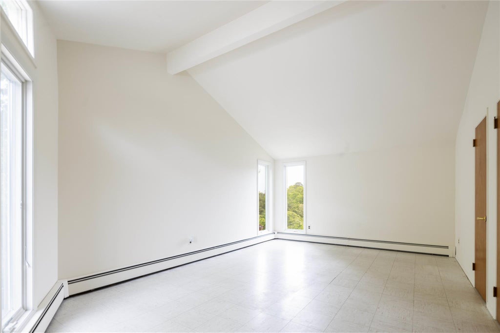 21 of 28 - 6 Bay View Drive, Hampton Bays, NY