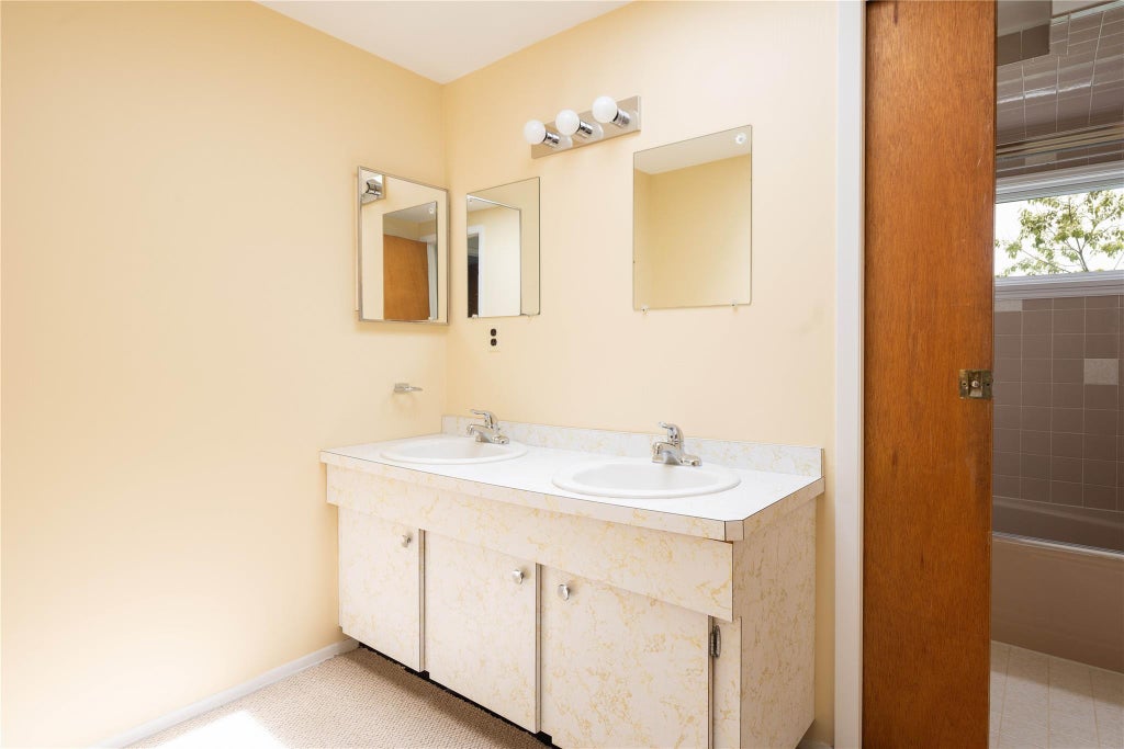 22 of 28 - 6 Bay View Drive, Hampton Bays, NY