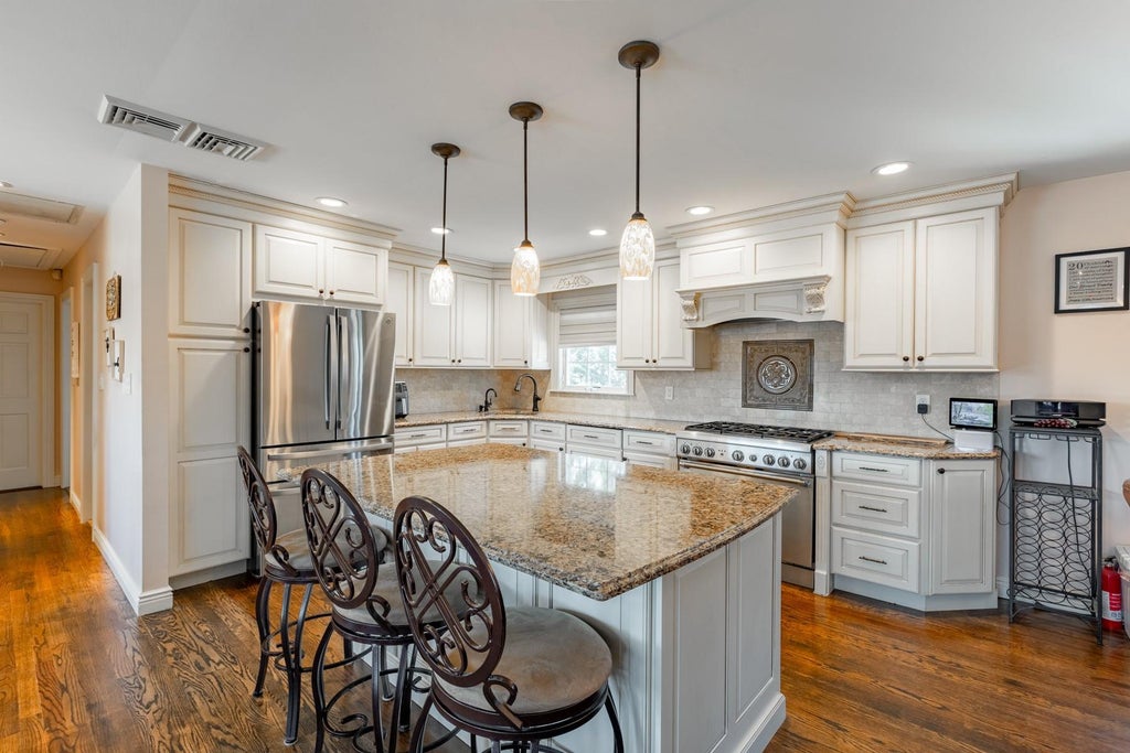 4 of 30 - 147 Mott St., Oceanside, NY