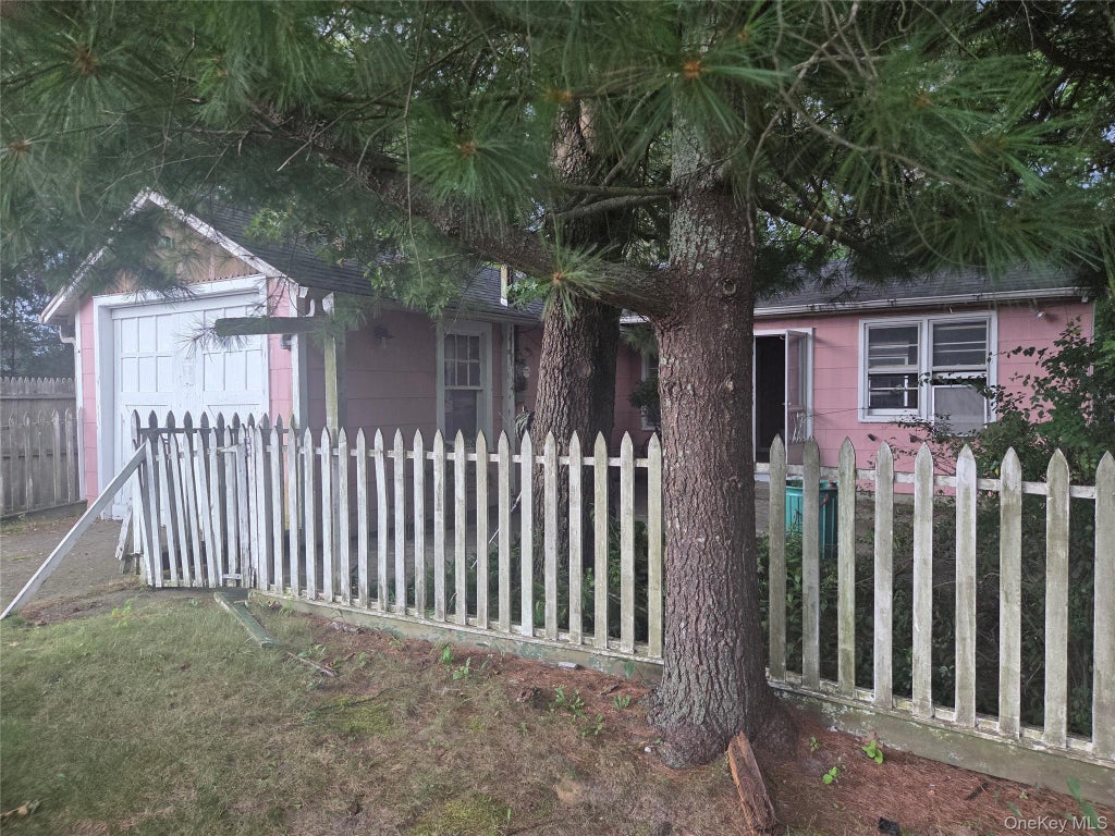 1750 Peconic Bay Boulevard, Laurel