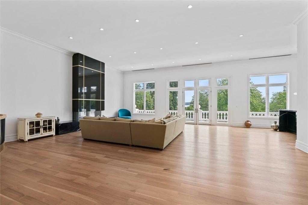 9 of 49 - 204 Centre Island Road, Oyster Bay, NY