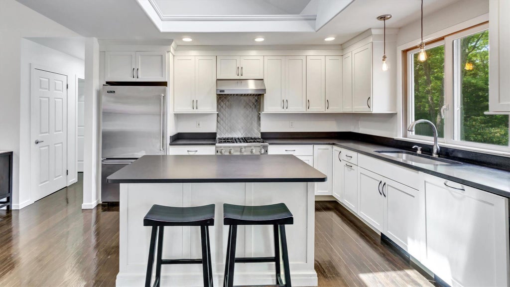 9 of 31 - 4 Bay View Drive, Hampton Bays, NY