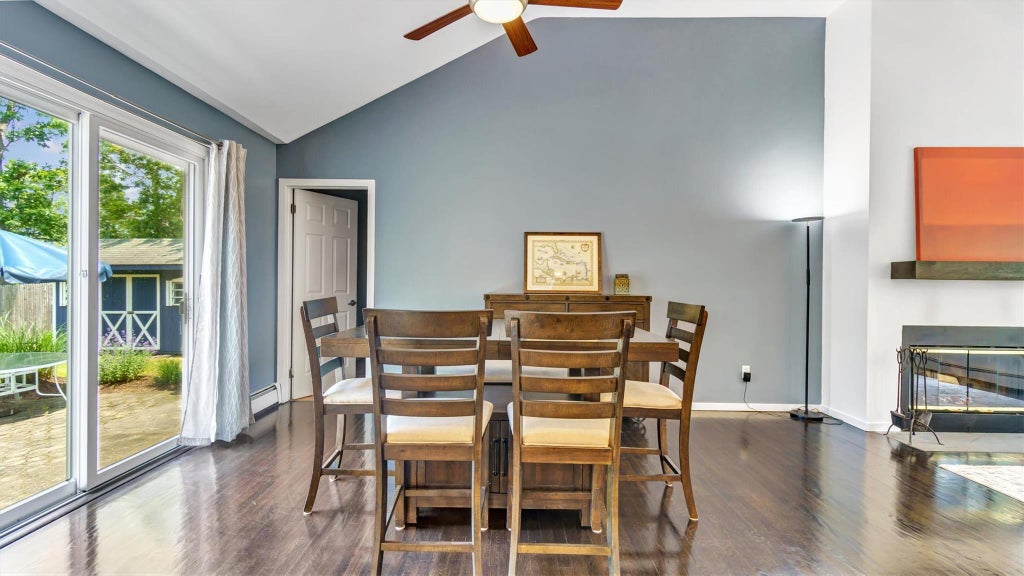 11 of 31 - 4 Bay View Drive, Hampton Bays, NY
