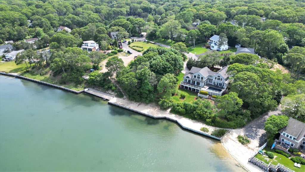 13 of 31 - 4 Bay View Drive, Hampton Bays, NY