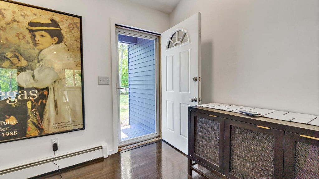 3 of 31 - 4 Bay View Drive, Hampton Bays, NY