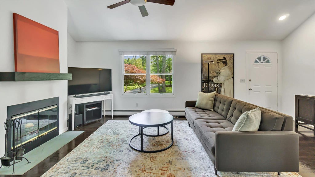 4 of 31 - 4 Bay View Drive, Hampton Bays, NY
