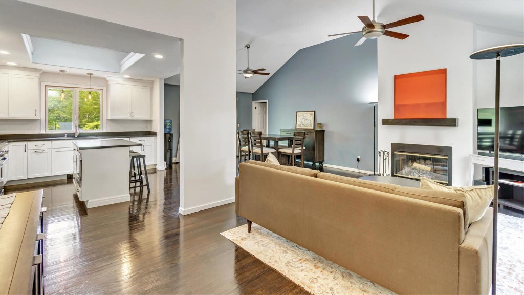 5 of 31 - 4 Bay View Drive, Hampton Bays, NY