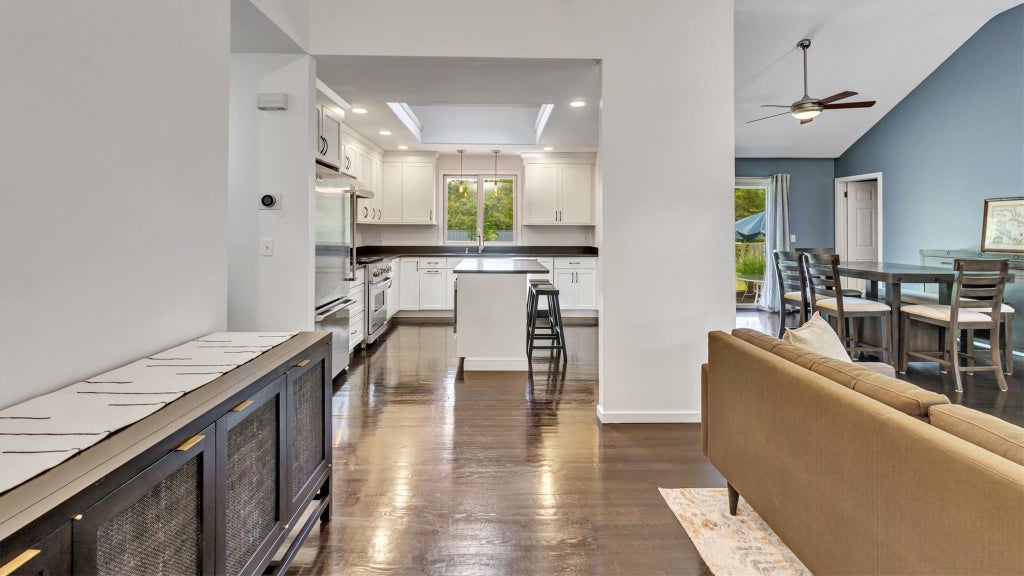 6 of 31 - 4 Bay View Drive, Hampton Bays, NY