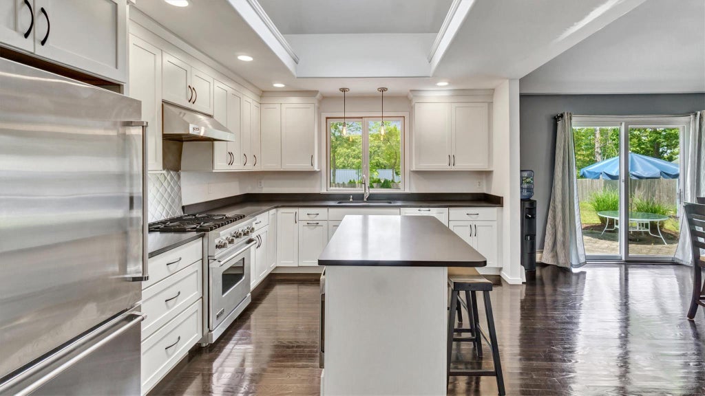 7 of 31 - 4 Bay View Drive, Hampton Bays, NY