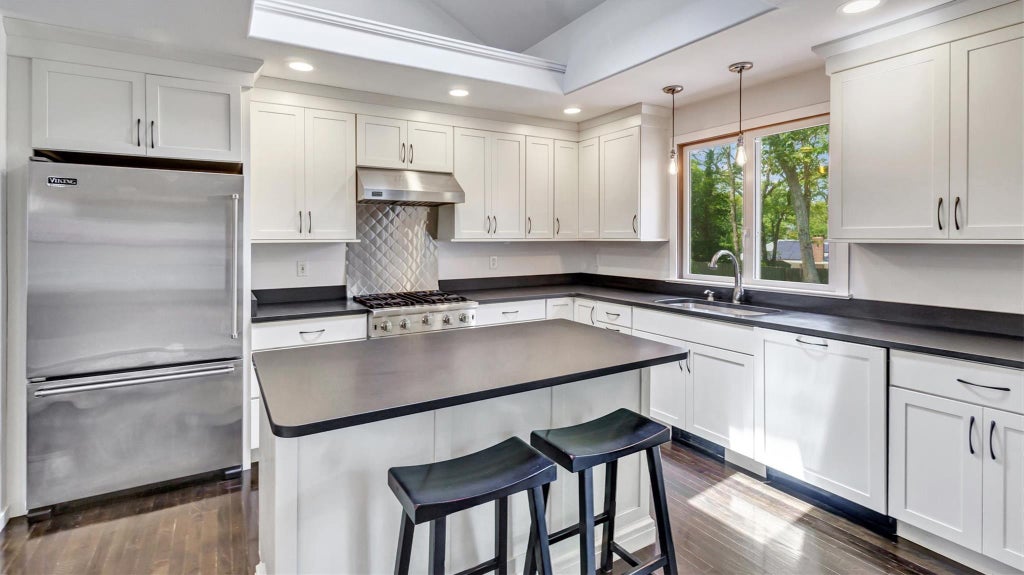 8 of 31 - 4 Bay View Drive, Hampton Bays, NY