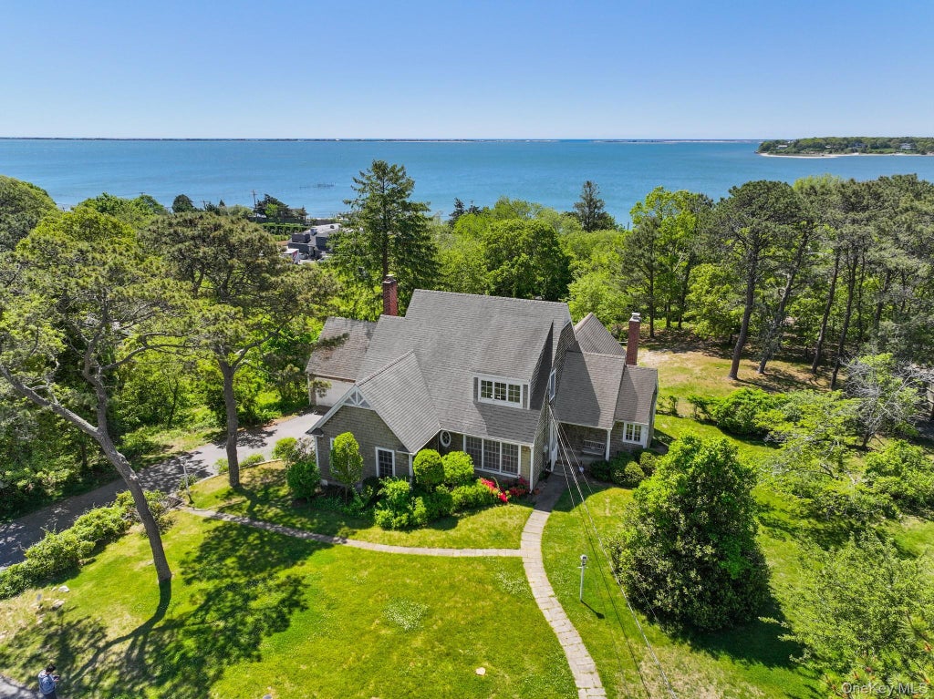 6 Huckleberry Lane E, Hampton Bays