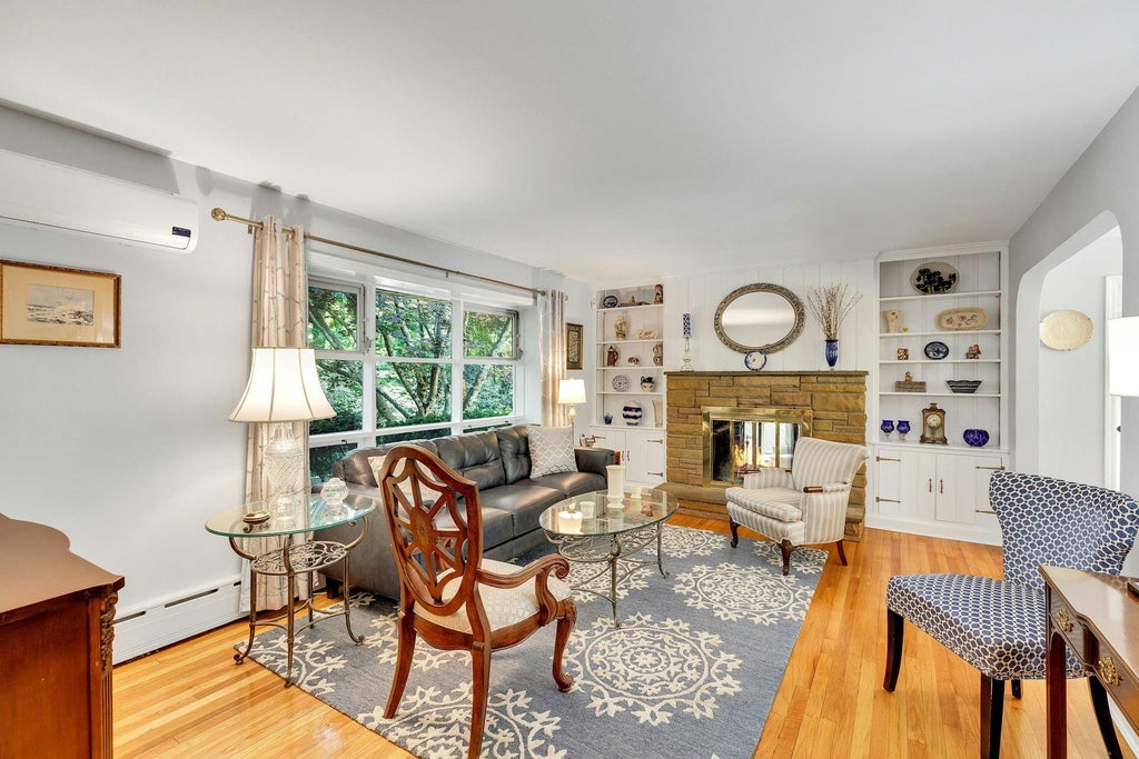 2 of 16 - 7 Woods Road, Locust Valley, NY