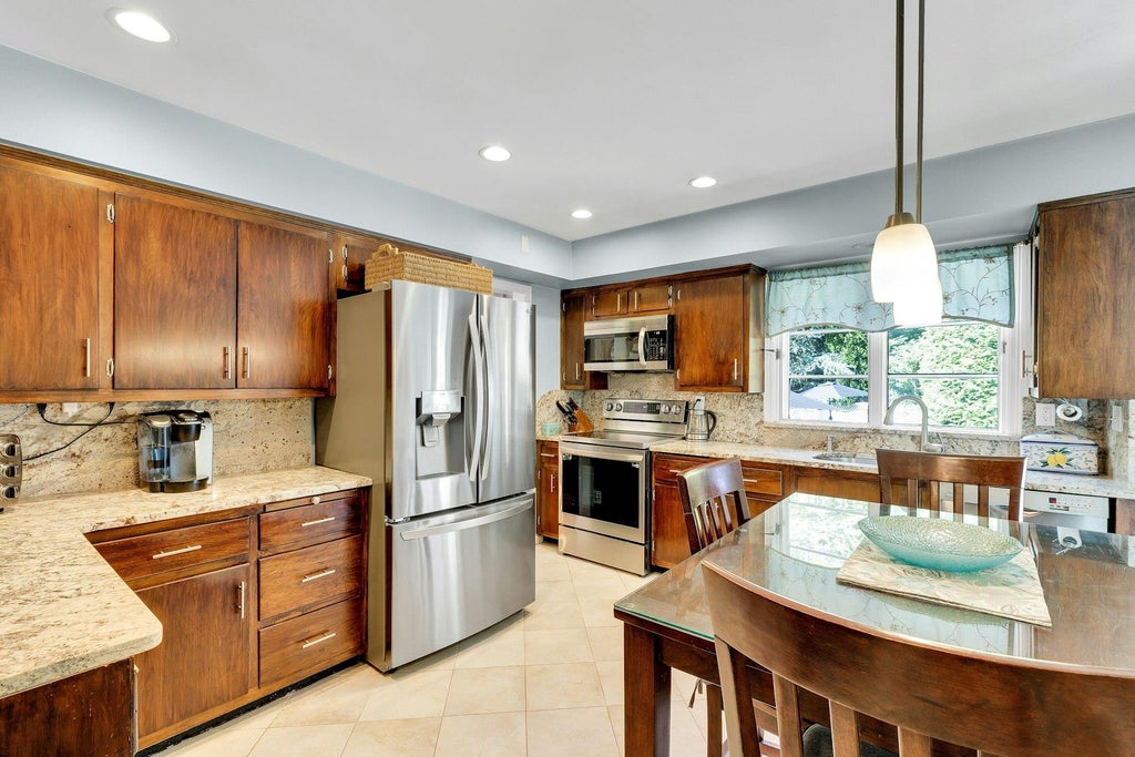6 of 16 - 7 Woods Road, Locust Valley, NY
