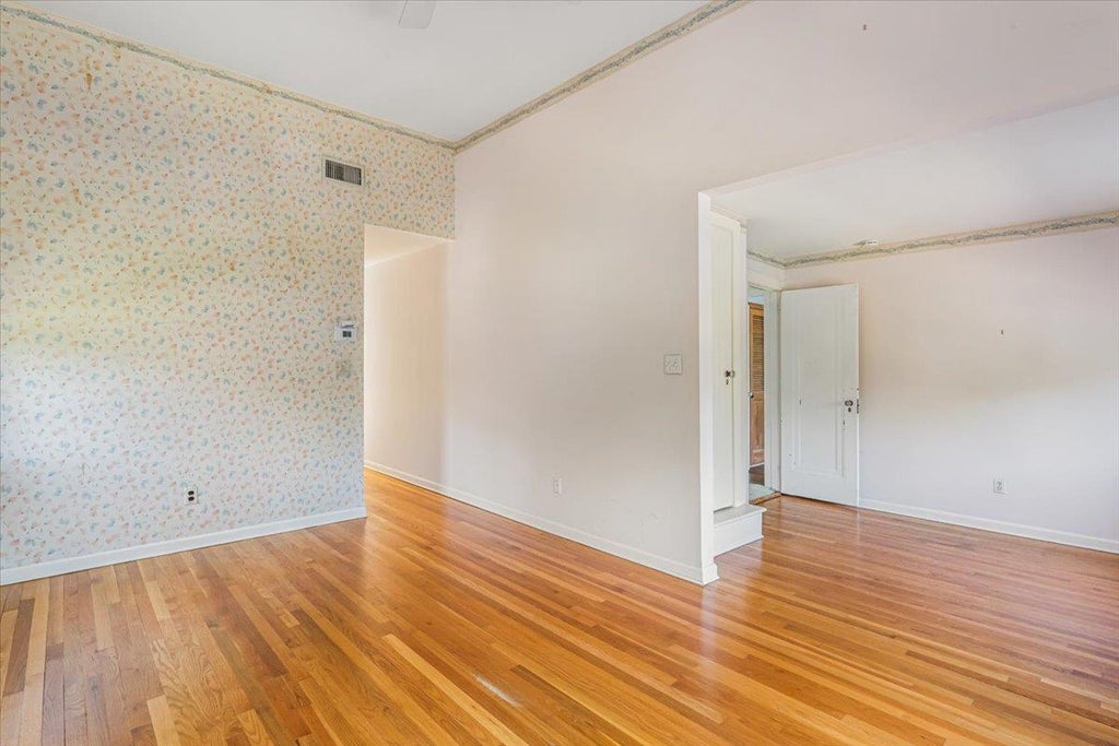 23 of 42 - 84 Hillcrest Avenue, Manhasset, NY