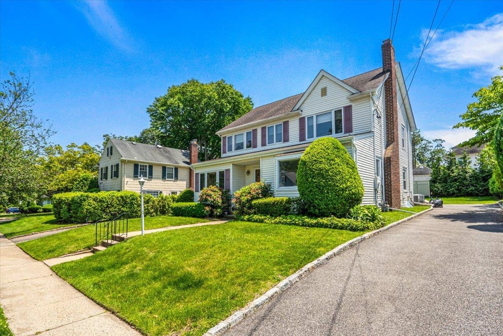 34 of 42 - 84 Hillcrest Avenue, Manhasset, NY