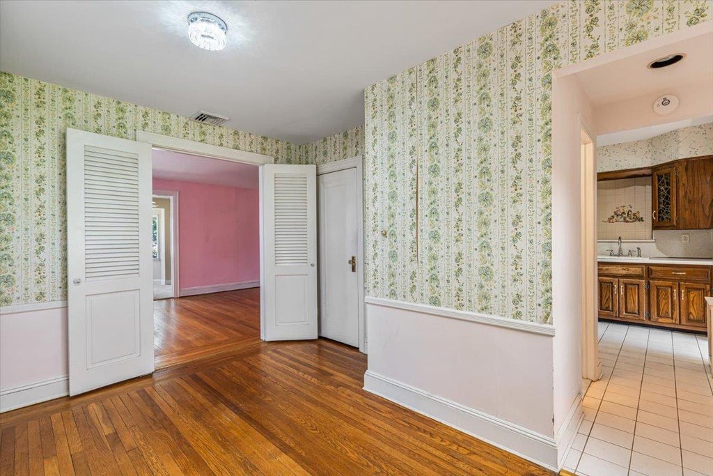 7 of 42 - 84 Hillcrest Avenue, Manhasset, NY