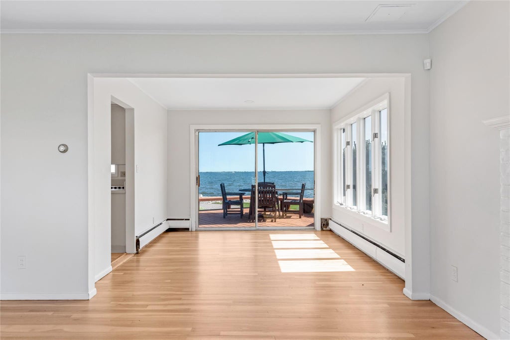 9 of 30 - 167 Secatogue Lane, West Islip, NY