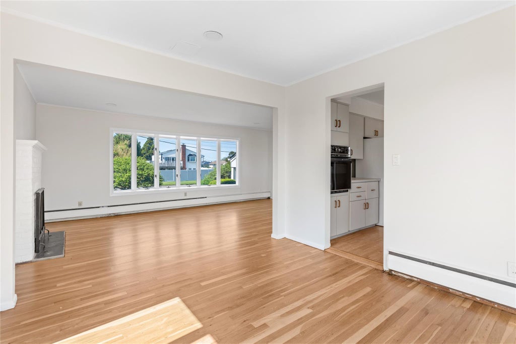 11 of 30 - 167 Secatogue Lane, West Islip, NY