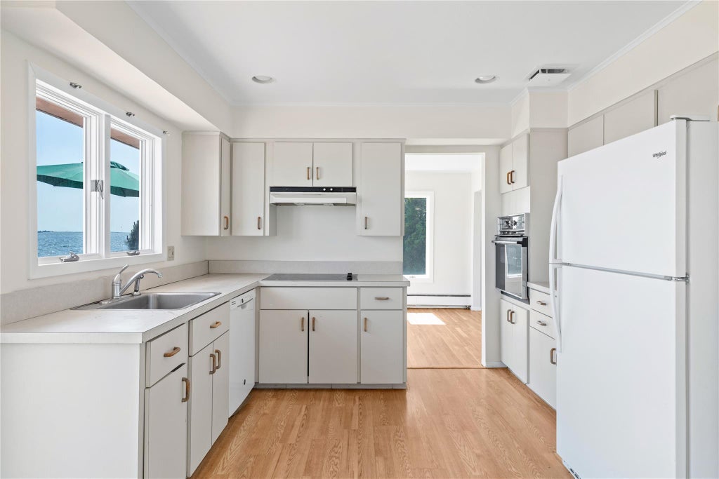 13 of 30 - 167 Secatogue Lane, West Islip, NY