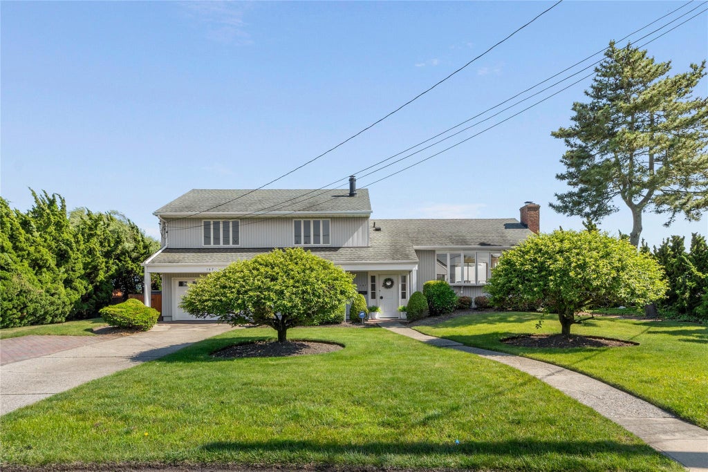 1 of 30 - 167 Secatogue Lane, West Islip, NY