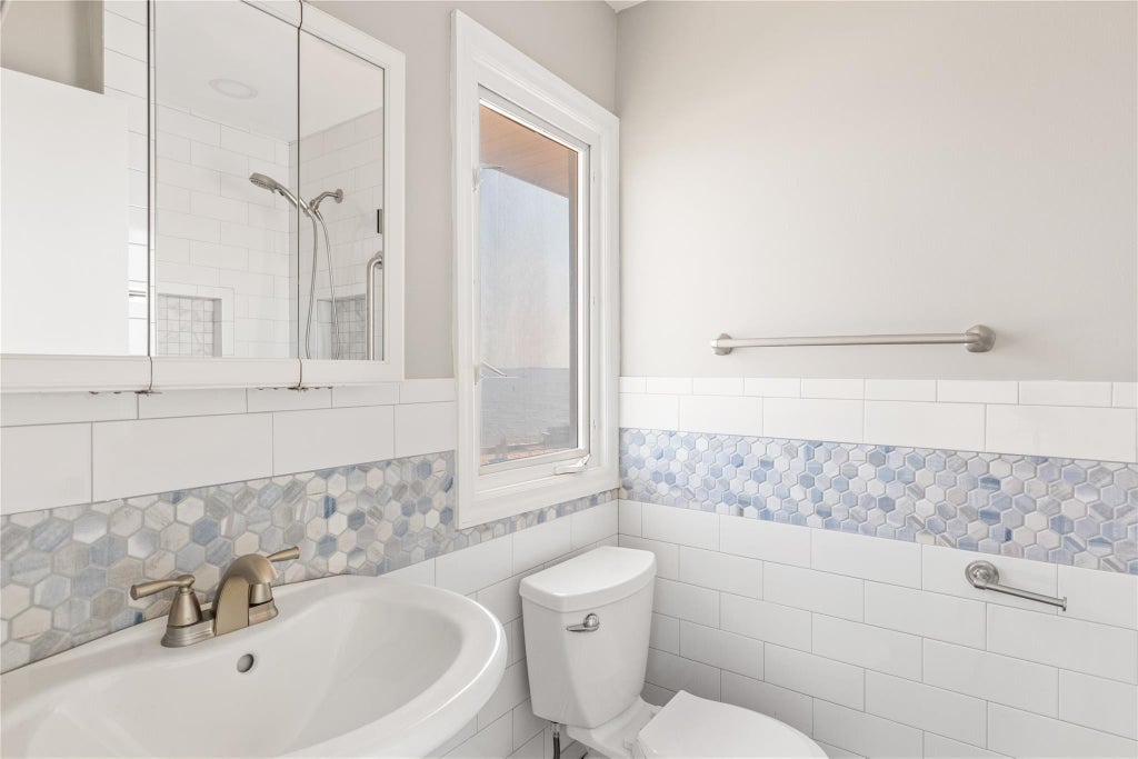 19 of 30 - 167 Secatogue Lane, West Islip, NY