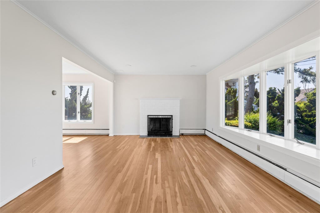 7 of 30 - 167 Secatogue Lane, West Islip, NY