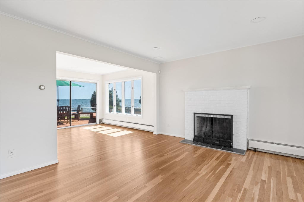 8 of 30 - 167 Secatogue Lane, West Islip, NY