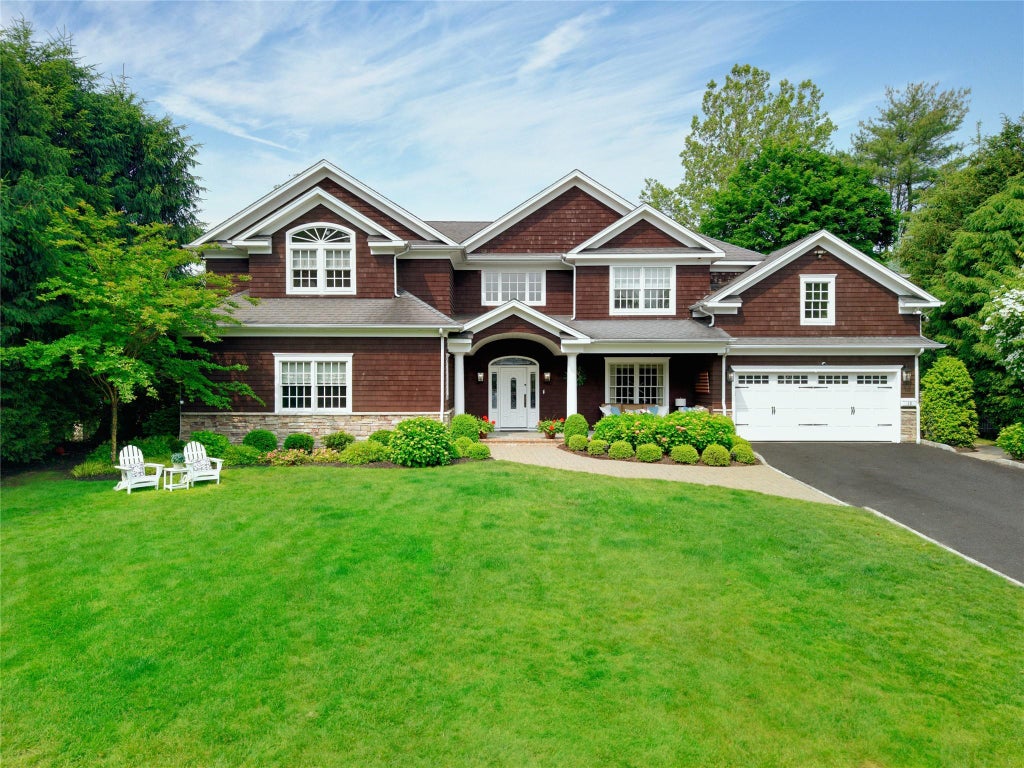 1 of 32 - 15 Elm Lane, Manhasset, NY