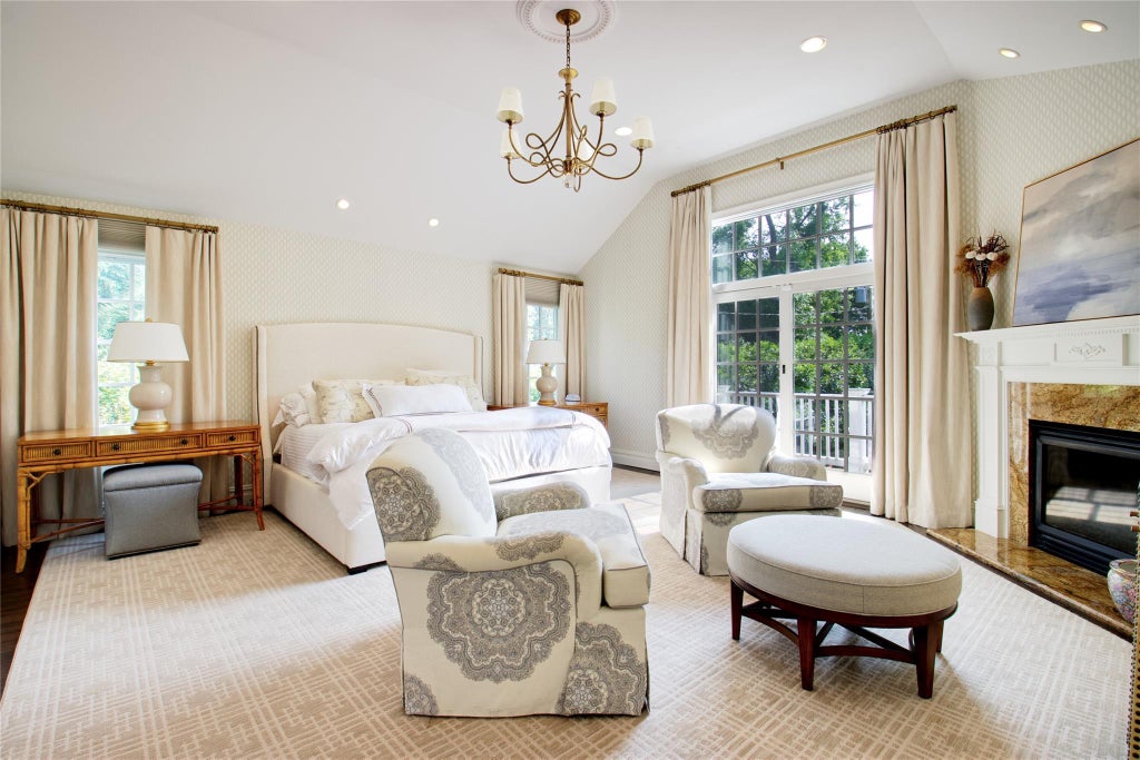 18 of 32 - 15 Elm Lane, Manhasset, NY