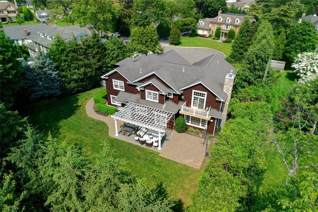 26 of 32 - 15 Elm Lane, Manhasset, NY