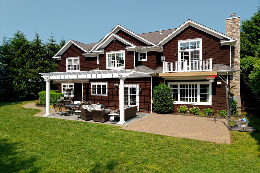27 of 32 - 15 Elm Lane, Manhasset, NY