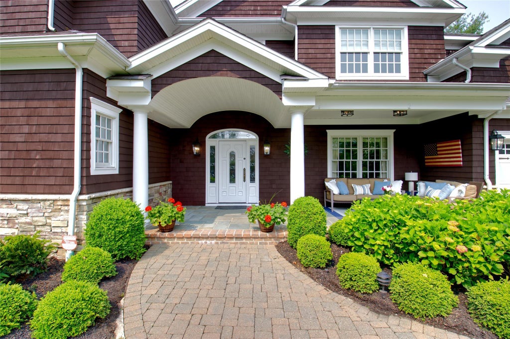 2 of 32 - 15 Elm Lane, Manhasset, NY