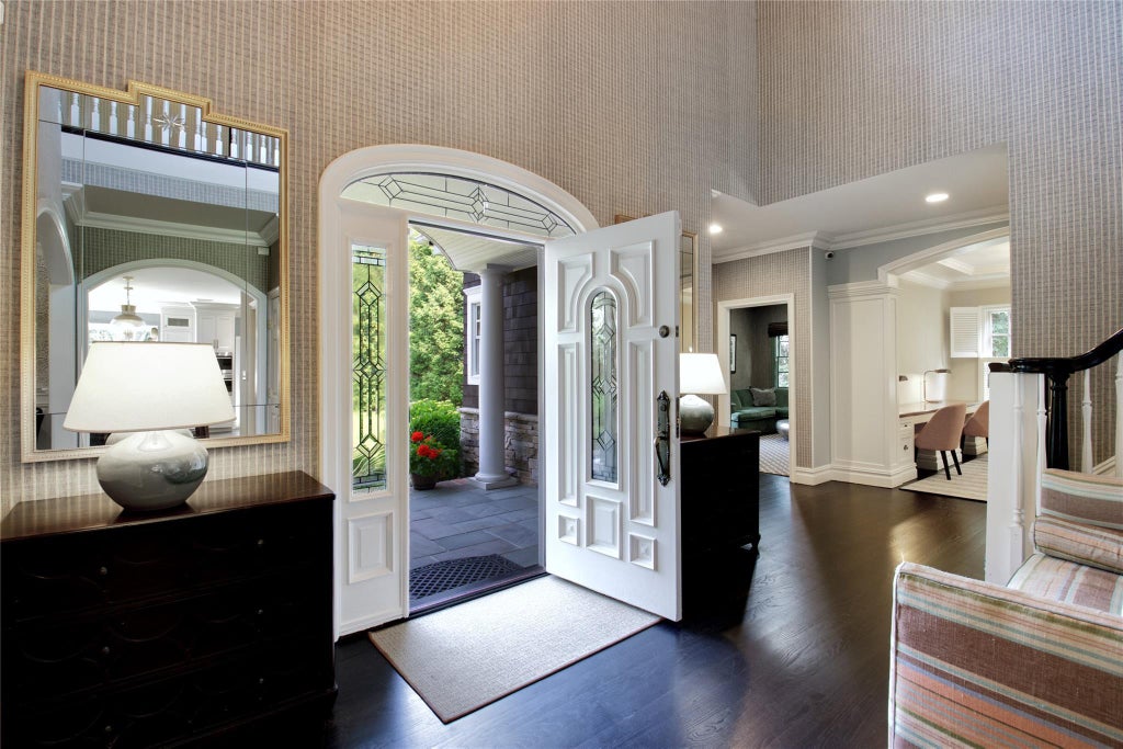3 of 32 - 15 Elm Lane, Manhasset, NY