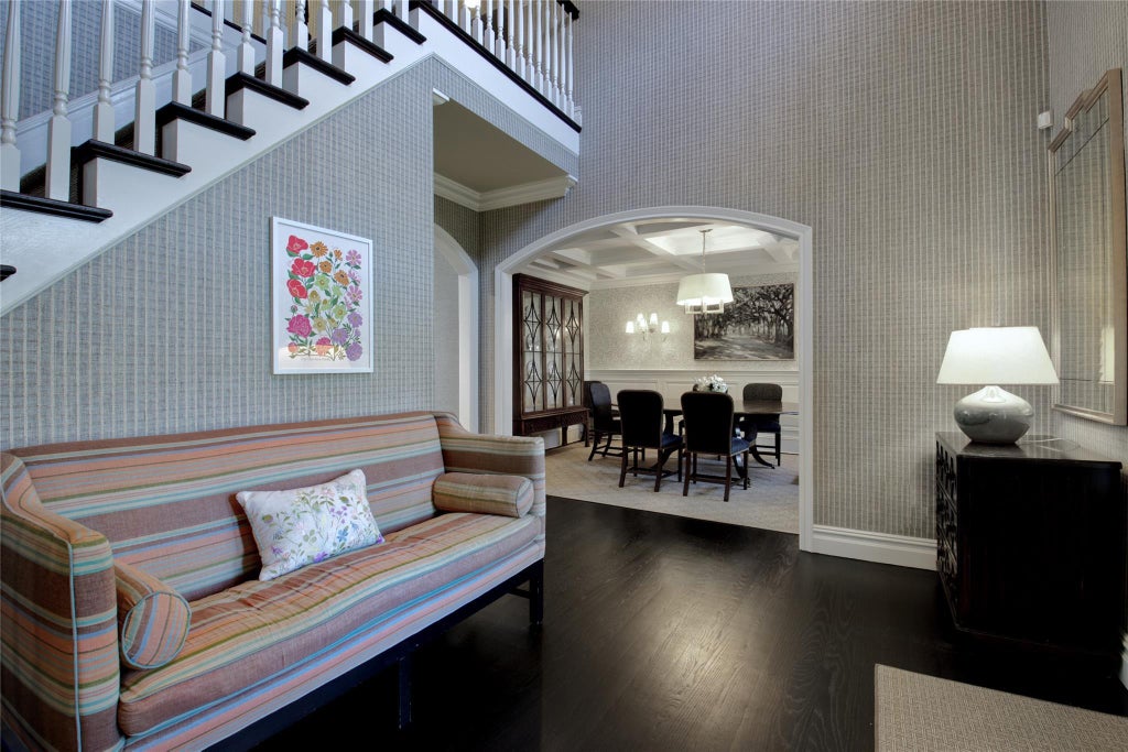 4 of 32 - 15 Elm Lane, Manhasset, NY