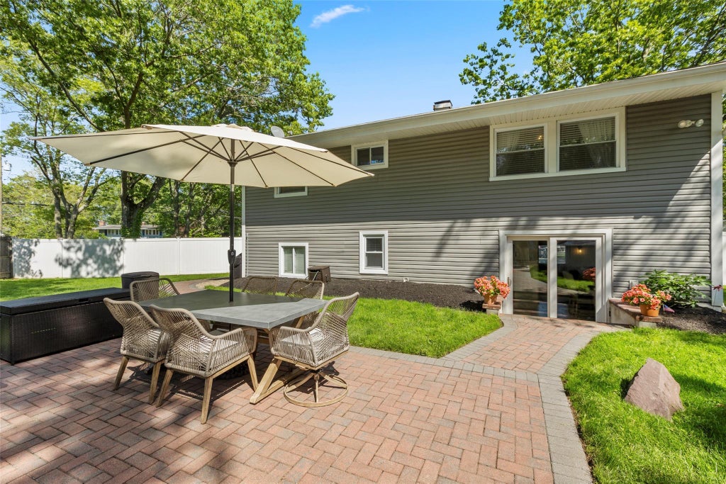 9 of 34 - 25 Arrowhead Lane, East Setauket, NY