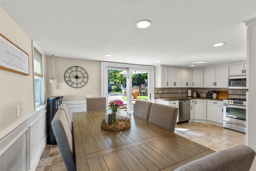 17 of 34 - 25 Arrowhead Lane, East Setauket, NY