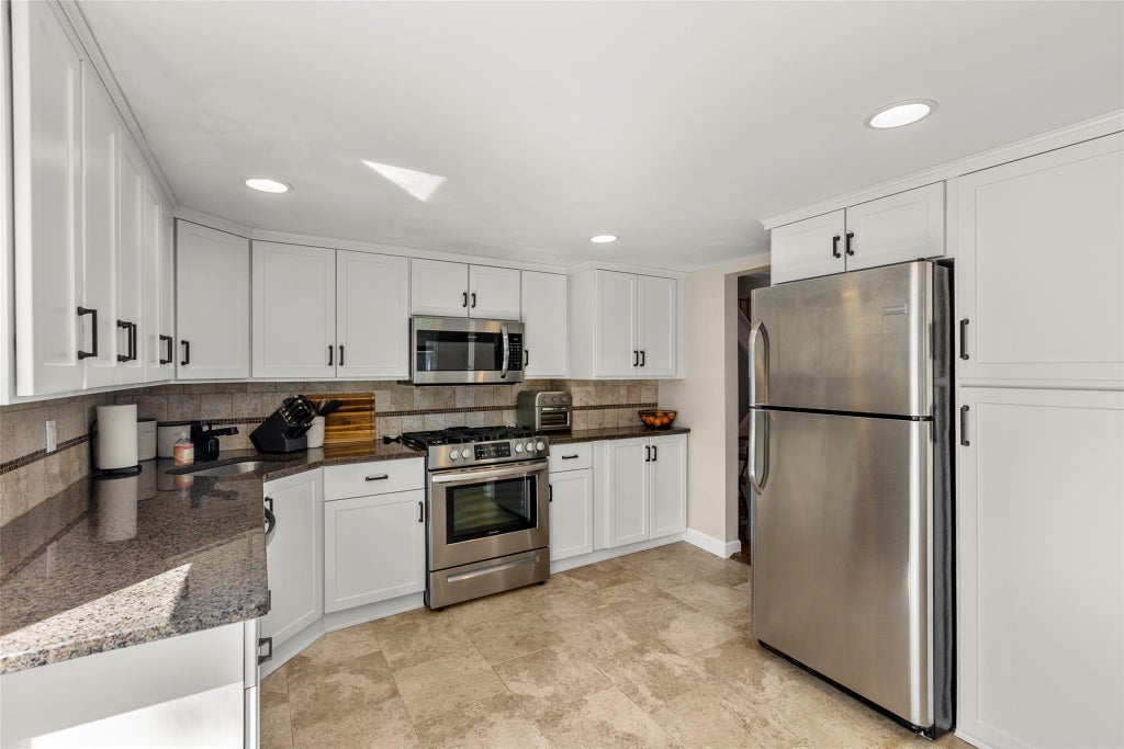 18 of 34 - 25 Arrowhead Lane, East Setauket, NY