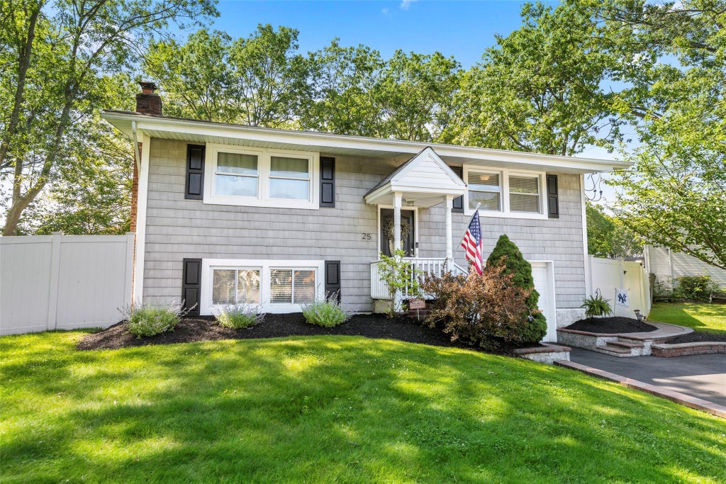1 of 34 - 25 Arrowhead Lane, East Setauket, NY