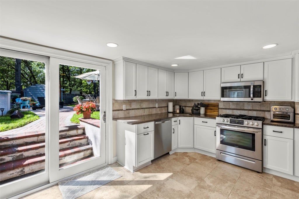 19 of 34 - 25 Arrowhead Lane, East Setauket, NY